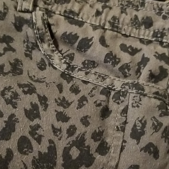 Miley Cyrus max azria cheetah print shorts - Picture 4 of 6